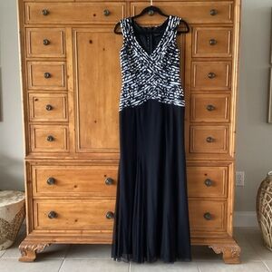 Xscape Black and White Evening Gown Woman’s Size 6